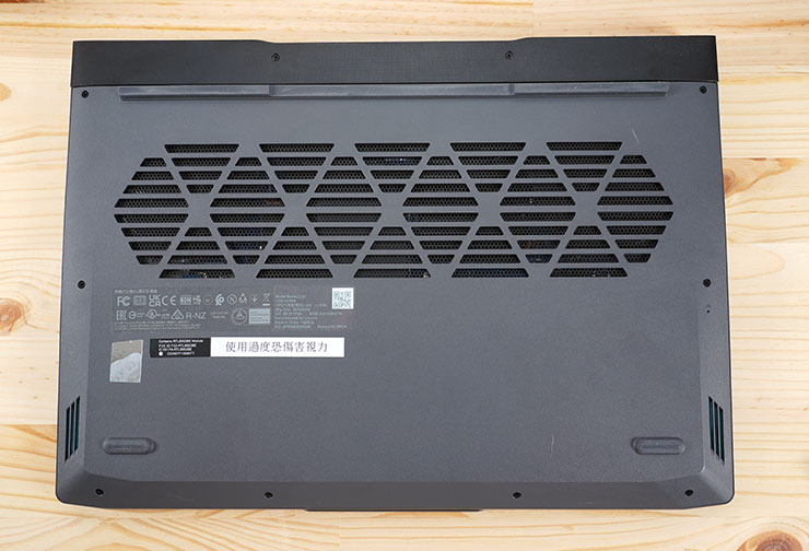 機身底殼為一體成型設計，色彩與上蓋一致，上半部可以看到開面積的散熱開口，且採用蜂巢的六角型為元素排列。