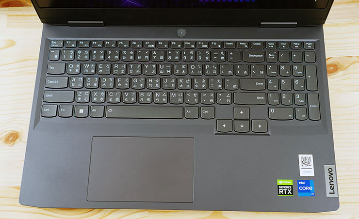 機身 C 面配置了全尺寸鍵盤，下方也配置了大尺寸的無鍵式觸控板。