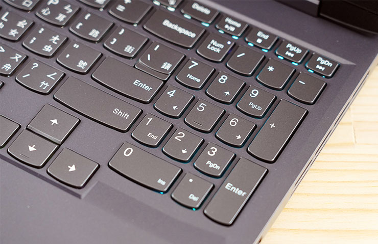 九宮數字鍵與方向鍵的尺寸都沒有縮水，鍵程達 1.5 mm，鍵帽本身也做了人體工學設計，按壓的手感絕佳。