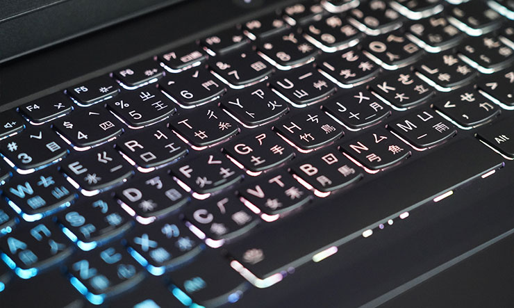 Lenovo LOQ 15" Intel 的四區 RGB 背光效果不錯，也能自定色彩。
