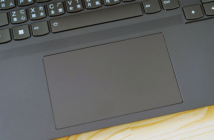 觸控板面積相當大，採用無鍵式設計讓操控更為順暢。