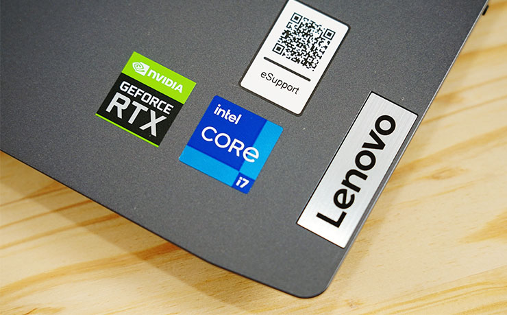 機身 C 面也可以看到 Intel® Core™ i7 、NVIDIA GeForce RTX 的貼標，展現其電競實力。