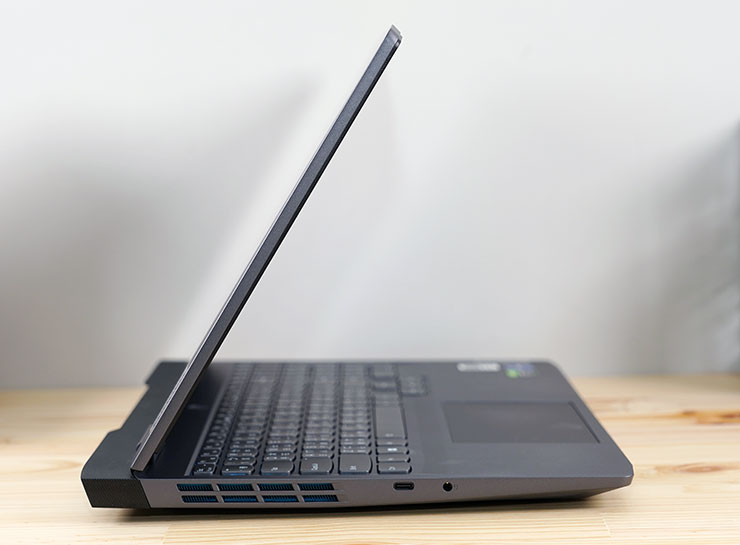 從側面看 Lenovo LOQ 15" Intel 的機身相對同級產品更為纖薄，前置式的螢幕轉軸也保留尾部空間，方便使用後側的連結埠而不會受到干擾。