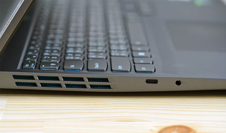 機身左側配置了 USB 3.2 Gen2 C 埠與 3.5mm 耳機 / 麥克風二合一口。