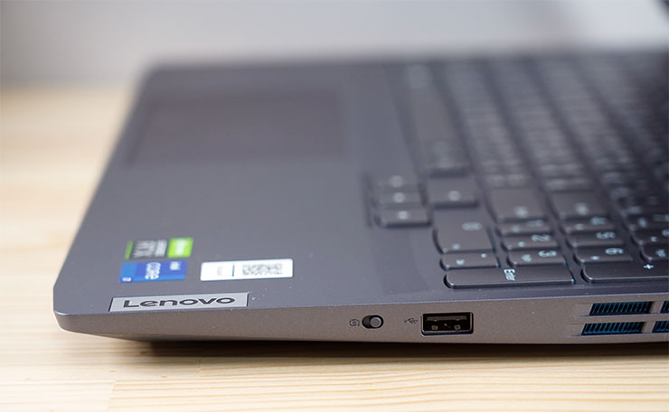 機身右側配置了 USB 3.2 Gen2 A 埠與視訊攝影機開關。