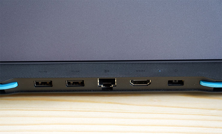 機身後側也配置了 USB 3.2 Gen2 A 與 Gen1 A 各一組，RJ-45 網路埠、HDMI 埠與方型電源接口。