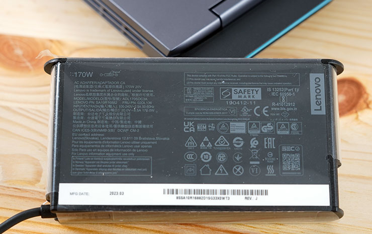 Lenovo LOQ 15" Intel 搭配的是 170W 功率的供電器。