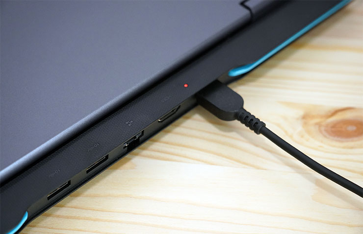 連結電源時，機身尾端也會亮起指示燈。