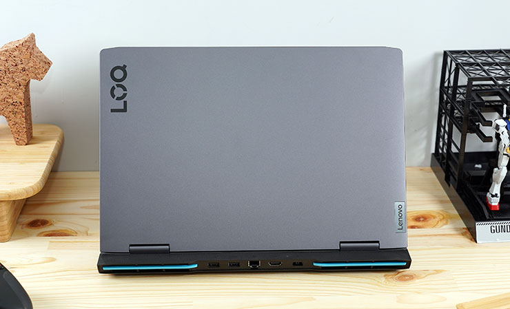 與 Legion 系列系出同門的 Lenovo LOQ 15" Intel，外型設計上自然也承襲了相同的視覺風格，簡約之中又帶有豐富的細節搭配。