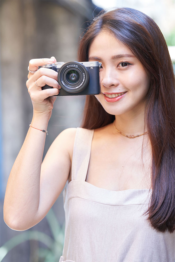 Sony α7C II 延續了 α7C 系列相機的輕量小巧設計概念，配備 3,300 萬像素全片幅感光元件，集高效和進階功能於一身，非常適合旅行、街拍等多種拍攝場景。