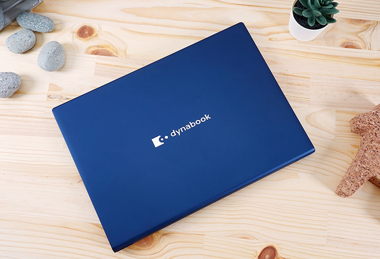 dynabook Portégé X40L-K 開箱與深度評測:極致輕薄攜帶無負擔,純正日系風格打造精品級質感! - 阿祥的網路筆記本 此次開箱的 dynabook Portégé X40L-K 「暮光藍」款式,色調介於海軍藍與寶藍色之間,在不同光線照射下呈現的效果有微妙的不同。