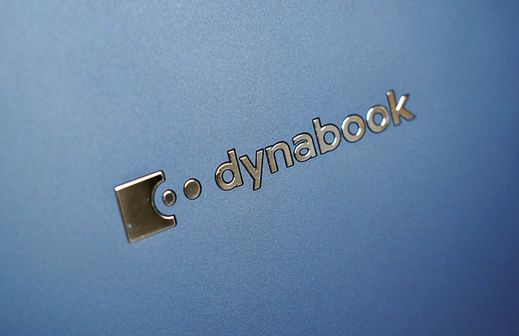 dynabook Portégé X40L-K 開箱與深度評測:極致輕薄攜帶無負擔,純正日系風格打造精品級質感! - 阿祥的網路筆記本 上蓋的 dynabook LOGO 採用亮面金屬質感,與霧面的上蓋有著明顯的對比效果。