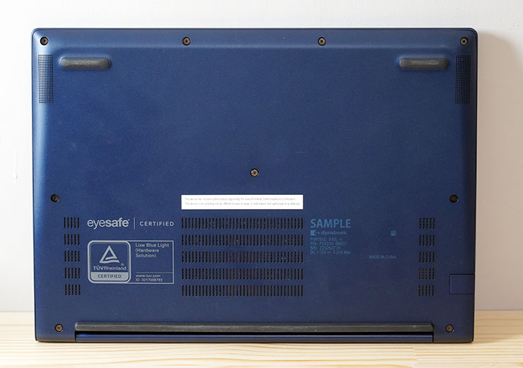 dynabook Portégé X40L-K 開箱與深度評測:極致輕薄攜帶無負擔,純正日系風格打造精品級質感! - 阿祥的網路筆記本 機身底部為一體成型設計,色彩與上蓋一致,視覺上更具一體感。