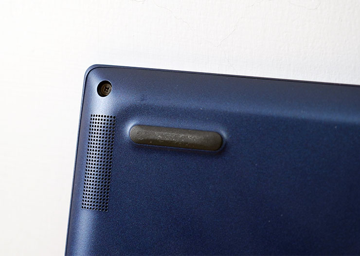 dynabook Portégé X40L-K 開箱與深度評測:極致輕薄攜帶無負擔,純正日系風格打造精品級質感! - 阿祥的網路筆記本 底部前側左右各有一組向下發聲的揚聲器。