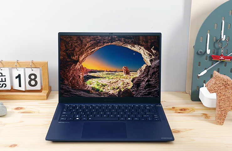 dynabook Portégé X40L-K 開箱與深度評測:極致輕薄攜帶無負擔,純正日系風格打造精品級質感! - 阿祥的網路筆記本 開啟上蓋,機身 B 面的螢幕佔比極高,窄邊框設計放大了視覺感,機身內側的 C 面也與外側色彩相同。