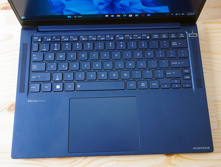dynabook Portégé X40L-K 開箱與深度評測:極致輕薄攜帶無負擔,純正日系風格打造精品級質感! - 阿祥的網路筆記本 機身 C 面的色彩與 A、 B 面一致,甚至連孤島式鍵盤的鍵帽與控板也採用同色,更具一體感。