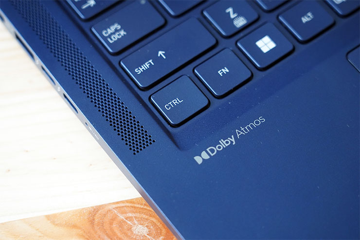 dynabook Portégé X40L-K 開箱與深度評測:極致輕薄攜帶無負擔,純正日系風格打造精品級質感! - 阿祥的網路筆記本 機身 C 面左右兩側也安排了兩組向上發聲的揚聲器,全機共四組獨立懸吊的揚聲器設計,同時也支援 Dolby Atmos 杜比全景聲立體效果。