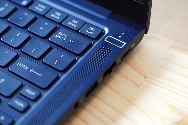 dynabook Portégé X40L-K 開箱與深度評測:極致輕薄攜帶無負擔,純正日系風格打造精品級質感! - 阿祥的網路筆記本 dynabook Portégé X40L-K 也可選配指紋辨識器,而且與電源鍵做整合設計,開啟啟動時即完成指紋辨識,實際使用的便利性很不錯。