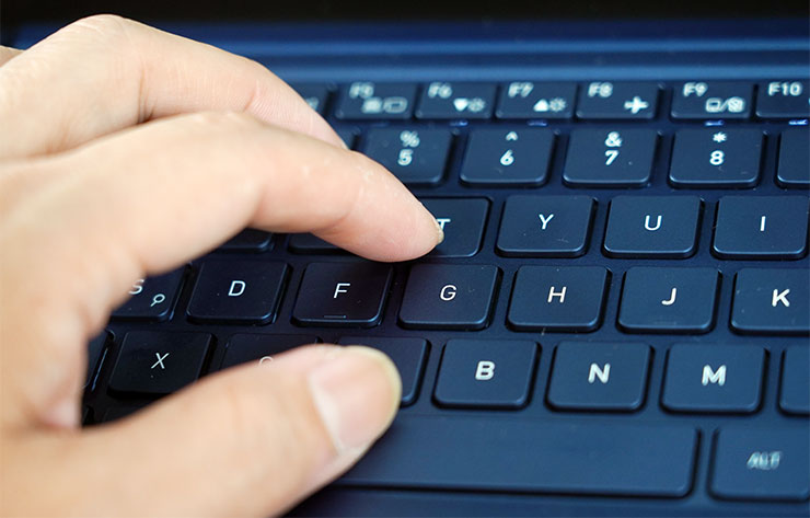 dynabook Portégé X40L-K 開箱與深度評測:極致輕薄攜帶無負擔,純正日系風格打造精品級質感! - 阿祥的網路筆記本 雖說 dynabook Portégé X40L-K 本身極為纖薄,但鍵帽仍設計有一定的鍵程,按壓的回饋感很明顯,打字手感更佳。