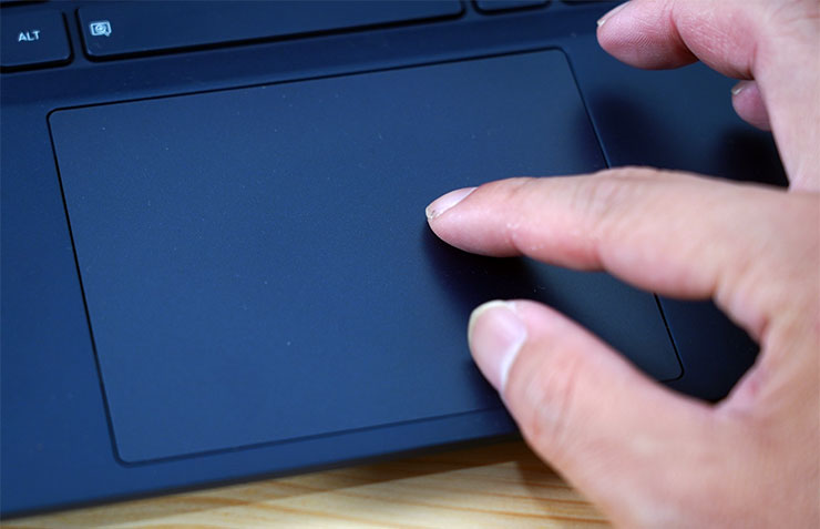 dynabook Portégé X40L-K 開箱與深度評測:極致輕薄攜帶無負擔,純正日系風格打造精品級質感! - 阿祥的網路筆記本 大尺寸的無鍵式觸控板比例也與顯示器相同,在一般操作與多指手勢使用更有餘裕。