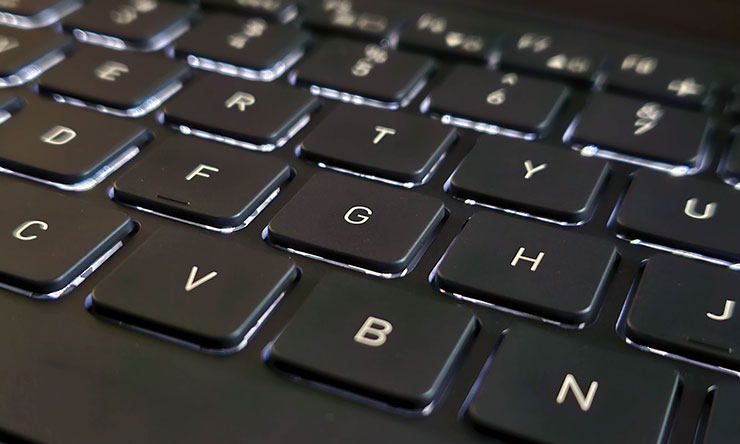 dynabook Portégé X40L-K 開箱與深度評測:極致輕薄攜帶無負擔,純正日系風格打造精品級質感! - 阿祥的網路筆記本 鍵盤本身也搭配了白色背光,在暗處使用時也能清晰辨識鍵位。