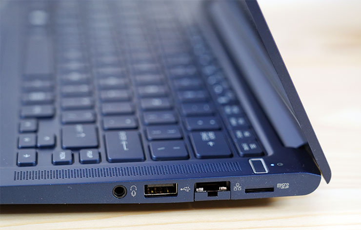 dynabook Portégé X40L-K 開箱與深度評測:極致輕薄攜帶無負擔,純正日系風格打造精品級質感! - 阿祥的網路筆記本 機身右側配置有 3.5 mm 耳機 / 麥克風複合接口、另一組 USB 3.2 Gen1 A 埠、可展開的 RJ-45 乙太網路埠與 microSD 讀卡機。