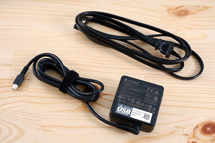 dynabook Portégé X40L-K 開箱與深度評測:極致輕薄攜帶無負擔,純正日系風格打造精品級質感! - 阿祥的網路筆記本 隨附的供電器與電源線。