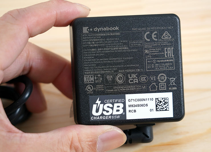 dynabook Portégé X40L-K 開箱與深度評測:極致輕薄攜帶無負擔,純正日系風格打造精品級質感! - 阿祥的網路筆記本 供電器為方式設計,體積十分小巧,輸出功率為 65W。