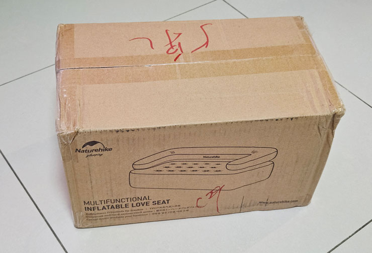 拆開外部的保護層，裡頭的產品盒裝也很完整。