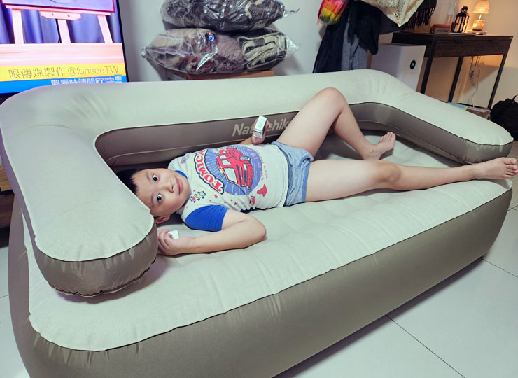 實際打開包裹，Naturehike 充氣沙發試用沒問題，家裡的內褲小童看起來很滿意！