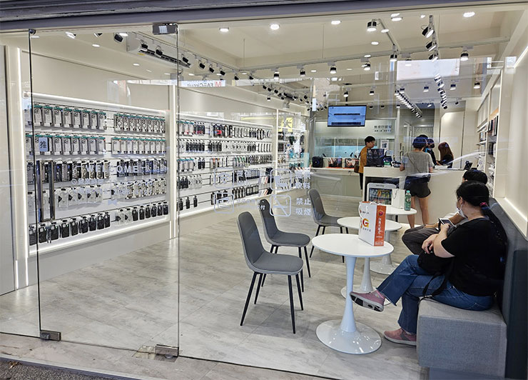 小豪包膜的三重旗艦店 2.0 店面十分寬敞，有舒服的休息區與完整的週邊展示牆，也內建有專業的無塵包膜室。