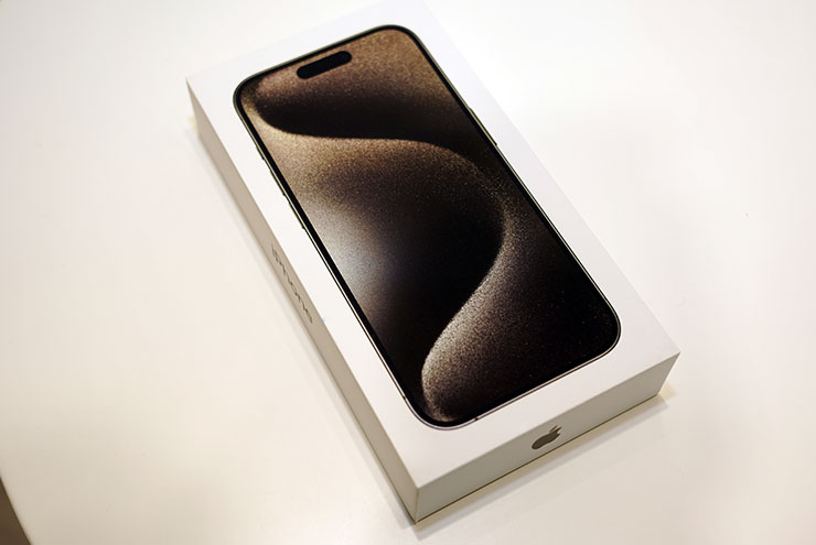 iPhone 15 Pro 原色鈦金屬色的外盒，可以看到對應實機顏色的照片。