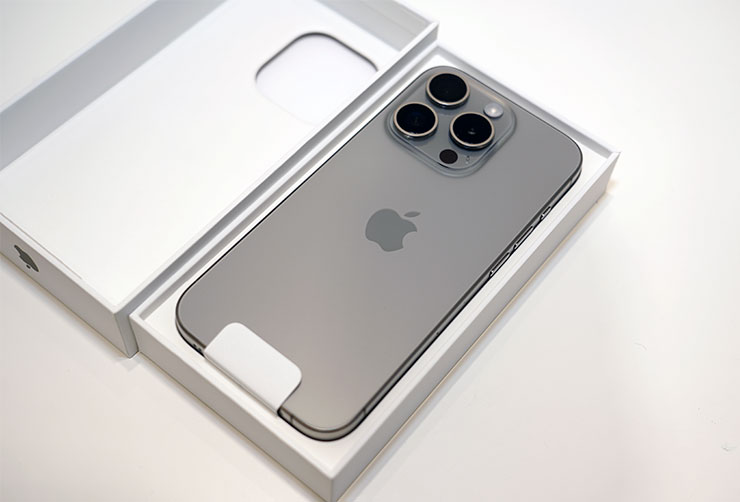 開箱馬上就可以看到 iPhone 15 Pro 原色鈦金屬本人啦，這個新色實機質感真的很不賴！