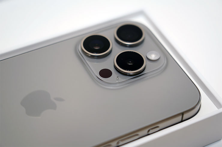 鏡頭模組同樣為雙層式，且有一定的體積與厚度，看起來非常需要好好保護，否則很容易撞傷或磨傷！