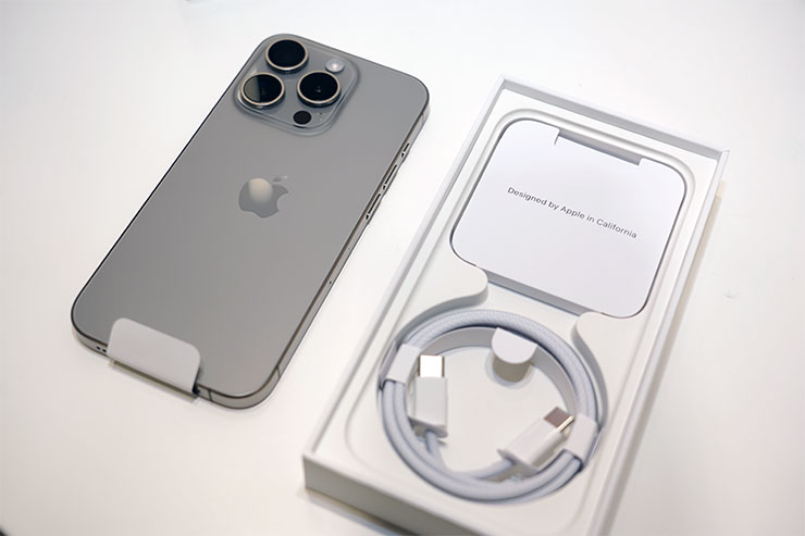 手機下層有說明書與編織材質的 USB Type-C 連接線。