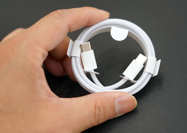 線材的柔韌性不錯，但可惜的是 USB 2.0 的規格，浪費了 iPhone 15 Pro 支援更快的 USB 3.0 規格。