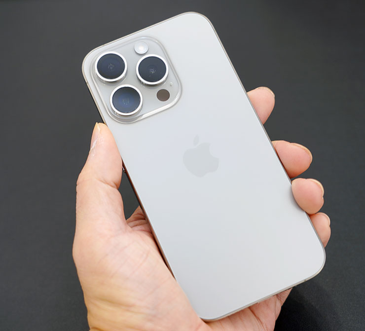 iPhone 15 Pro 的尺寸剛好能一手掌握，且邊框與機身正反面之間多了弧面處理，握持的手感比前一代更好。
