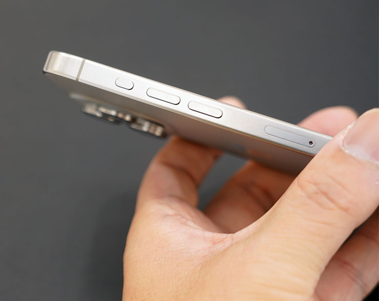 機身左側的分離式音量調整鈕、SIM 卡槽與替代靜音開關的動作鈕。