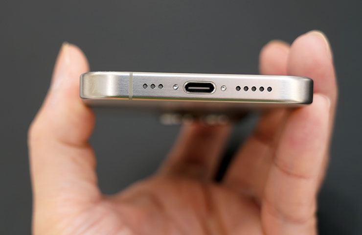 機身底部也是這一代更新的重點－USB Type-C 接口，取代掉使用多年的 Lightning 接口。