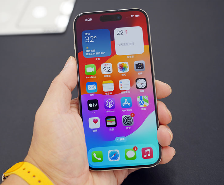 開機之後可以發現到 iPhone 15 Pro 的邊框相當窄，視覺上也讓畫面更為放大。