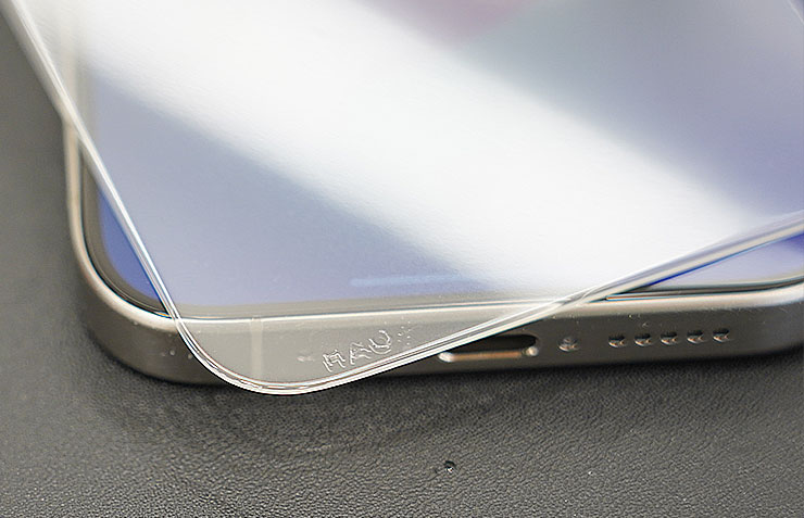 HAO 品牌果凍貼的左下做了隱藏式的防偽設計，沾上水氣就會顯現 HAO 的品牌 LOGO。