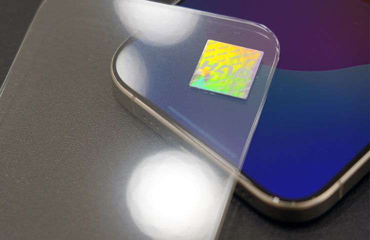 保護貼的背面也有雷射防偽貼紙。