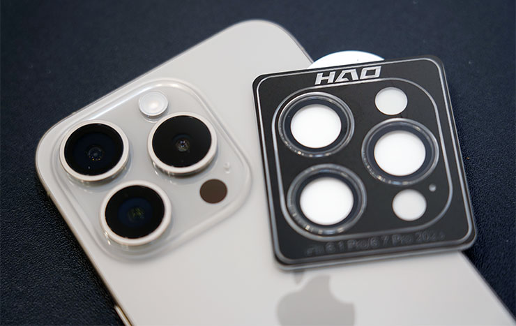 針對 iPhone 15 系列背面凸起的鏡頭模組，也有 HAO 不鏽鋼鏡頭貼可以搭配強化防護！