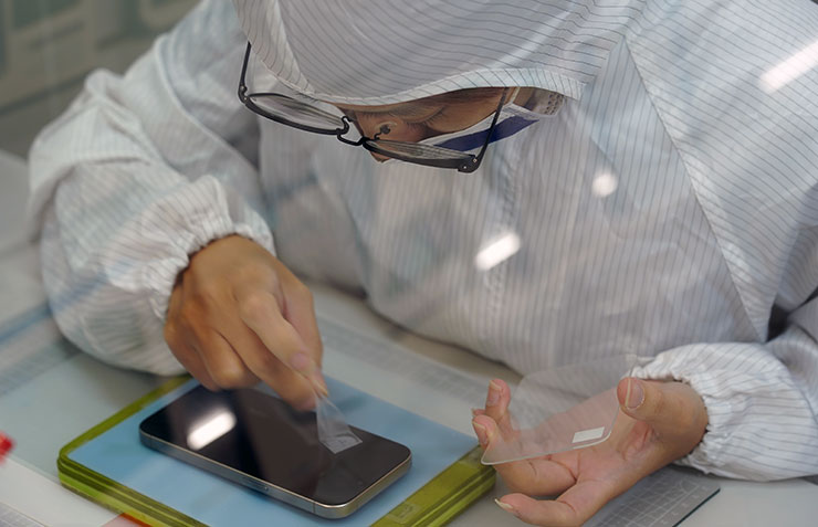 包膜師傅著裝完整無塵衣才能進入到無塵包膜室施工，將落塵影響降至最低的情況下，更能提升保護貼、包膜的施作的品質。