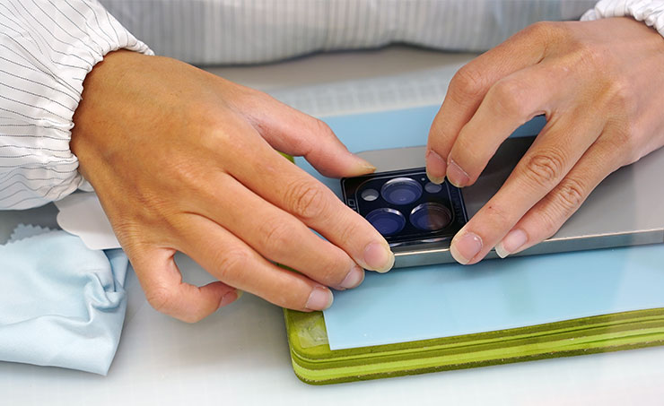 不一會兒，鏡頭保護貼也一併施工完成囉！