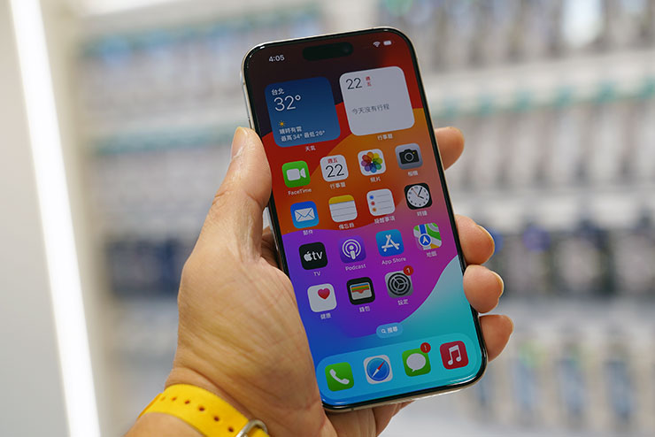 貼上 HAO pro 專業版果凍貼的 iPhone 15 Pro 維持相同的螢幕效果，手感也與原機完全相同。