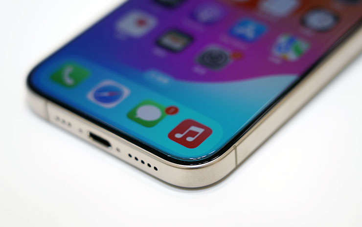 仔細看可以發現到，保護貼邊緣確實有微曲面的處理，也剛剛好與黑色邊框銜接，保留好退縮空間也能支援大部份的保護殼。