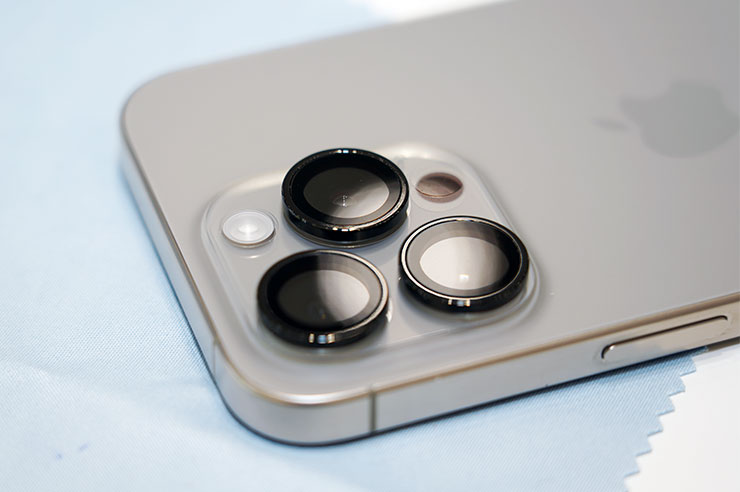 貼上 HAO 不鏽鋼鏡頭貼之後，也讓凸起的鏡頭模組多了一層防護，用起來更安心！