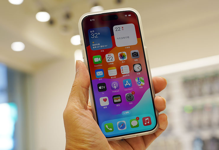 「磁吸立架手機殼」能為手機帶來完整包覆，iPhone 15 Pro 搭配透明版本可以看到機身邊緣一圈透明的保護層。