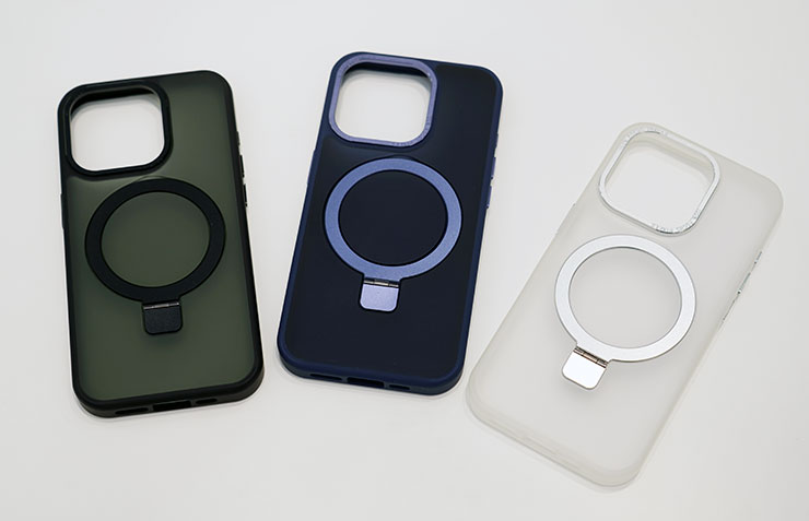 小豪包膜今年全新提供的「磁吸立架手機殼」共有三款顏色，左至右為黑透、深藍與透明，皆支援軍規防摔與 Magsafe 磁吸充電功能，同時也能讓磁吸環展開成為手機支架哦！